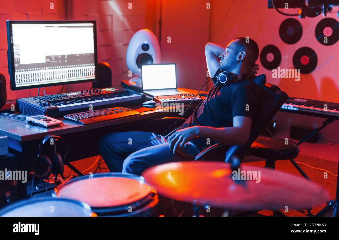 Il ragazzo ha un lavoro con il progetto e la musica mescolando all'interno in studio Foto Stock
