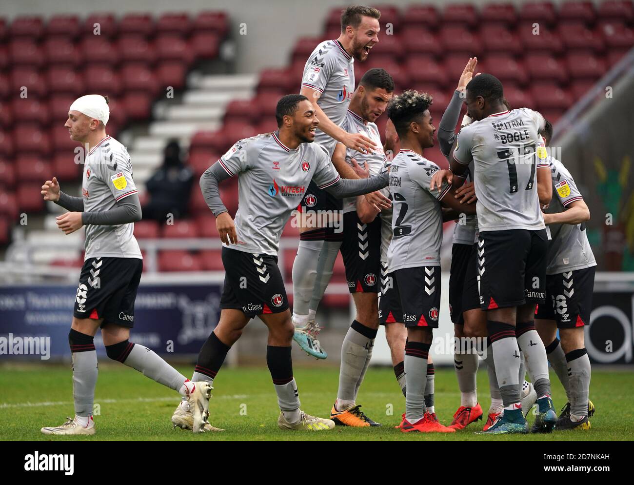 Darren Pratley di Charlton Athletic celebra il primo gol della partita durante la partita Sky Bet League One allo stadio PTS Academy di Northampton. Foto Stock