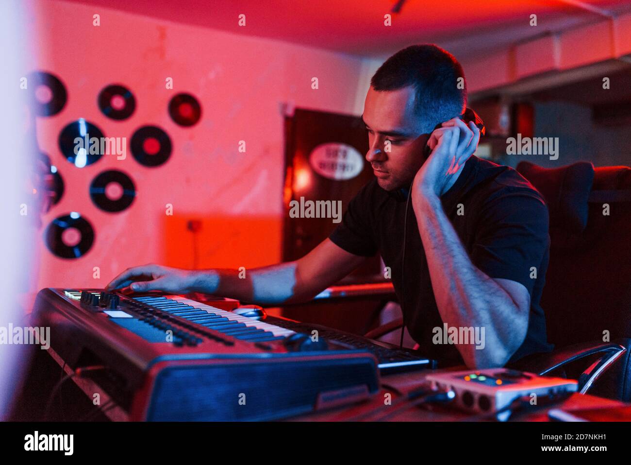 Tecnico audio professionale che lavora e mixa musica in interni nella studio Foto Stock