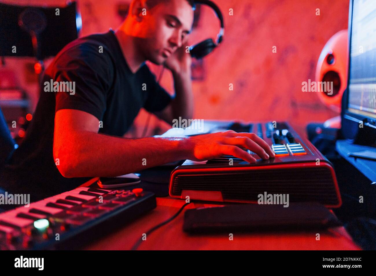 Tecnico audio professionale che lavora e mixa musica in interni nella studio Foto Stock
