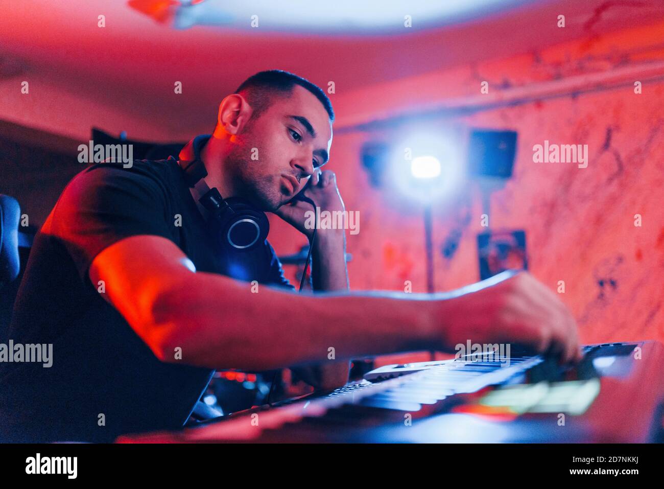 Tecnico audio professionale che lavora e mixa musica in interni nella studio Foto Stock