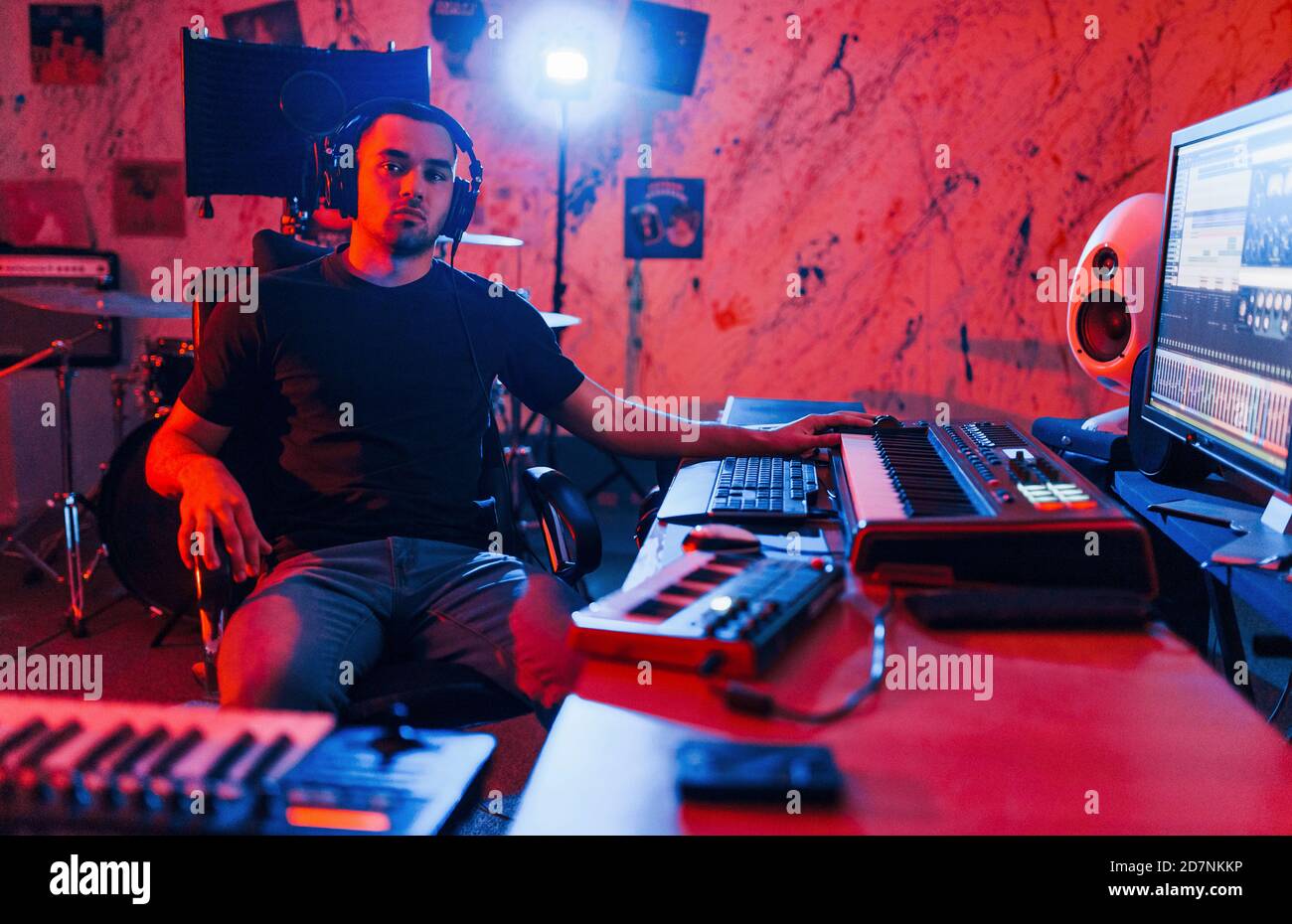 Tecnico audio professionale che lavora e mixa musica in interni nella studio Foto Stock