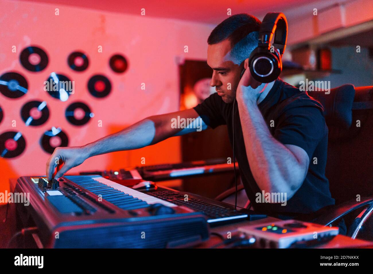 Tecnico audio professionale che lavora e mixa musica in interni nella studio Foto Stock