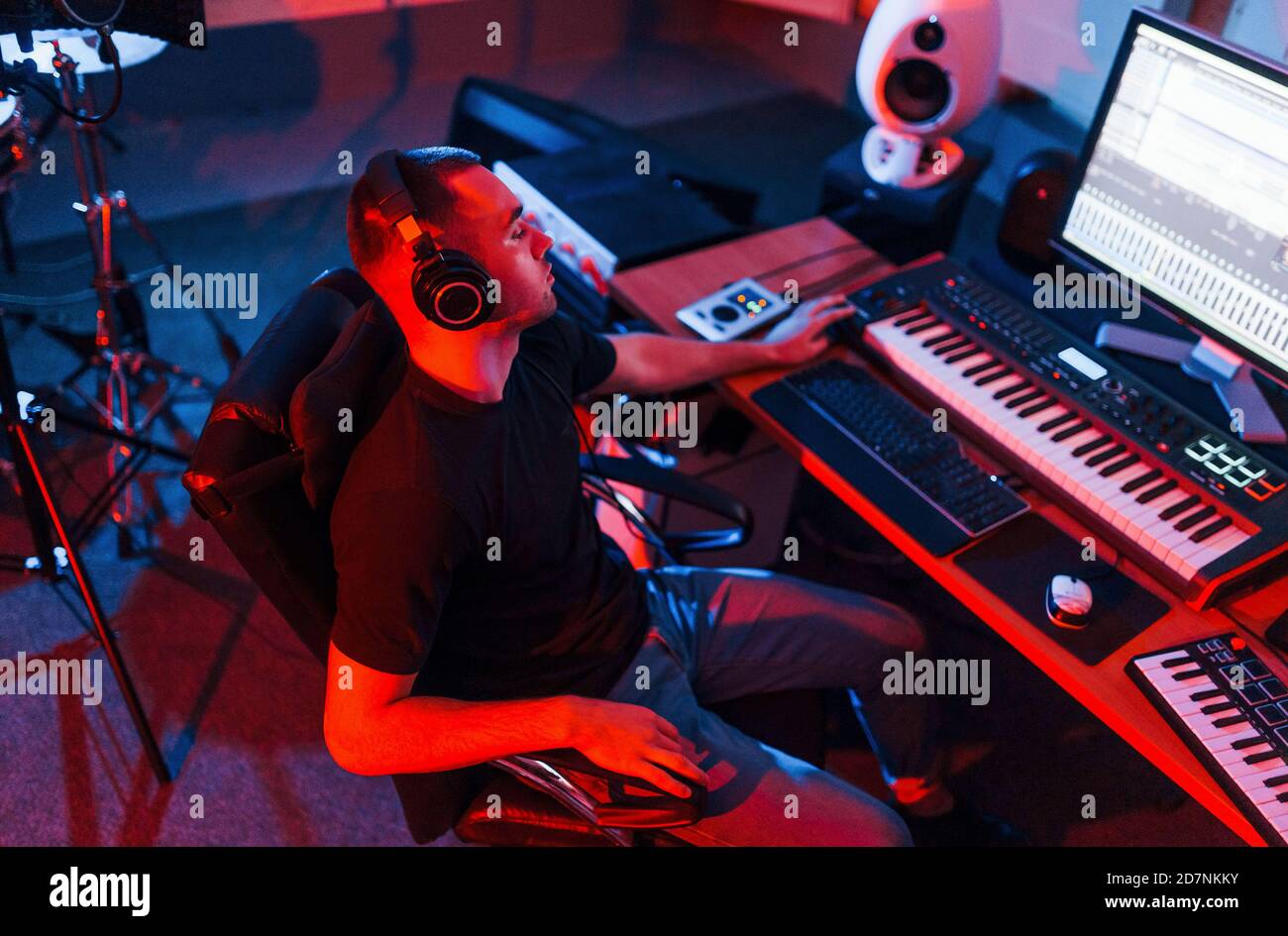 Tecnico audio professionale che lavora e mixa musica in interni nella studio Foto Stock