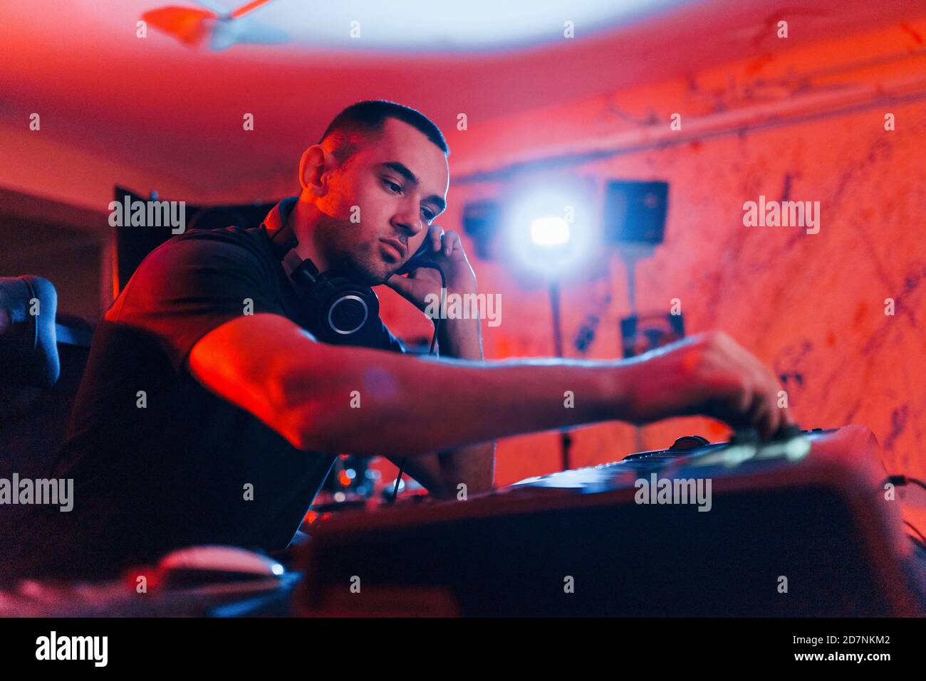 Tecnico audio professionale che lavora e mixa musica in interni nella studio Foto Stock