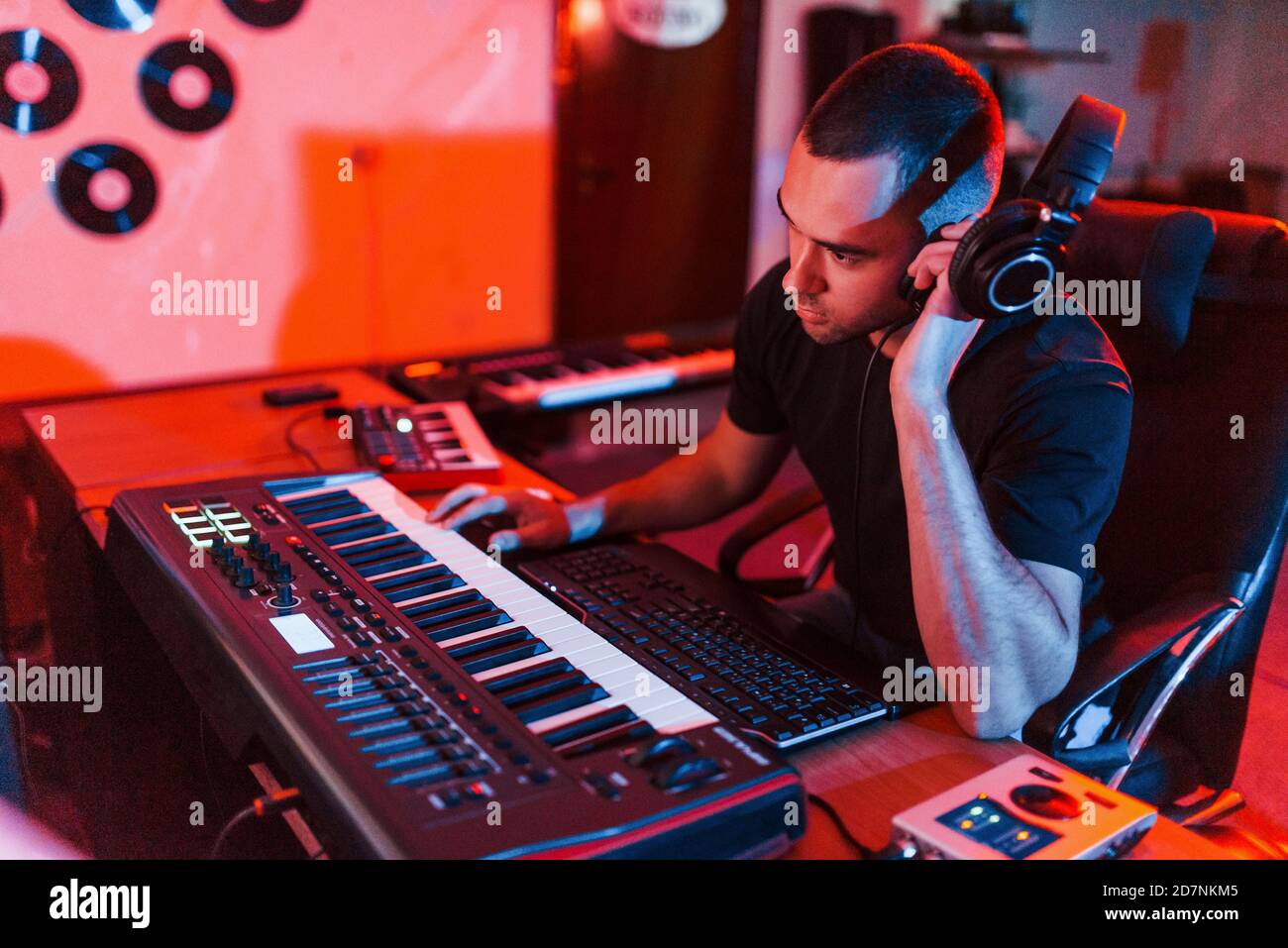 Tecnico audio professionale che lavora e mixa musica in interni nella studio Foto Stock