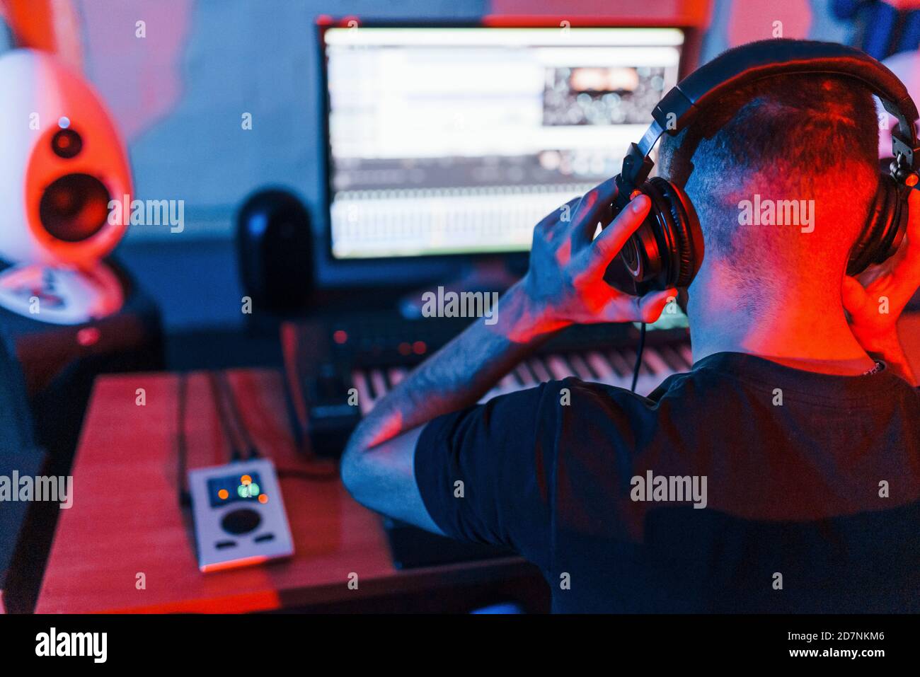 Tecnico audio professionale che lavora e mixa musica in interni nella studio Foto Stock