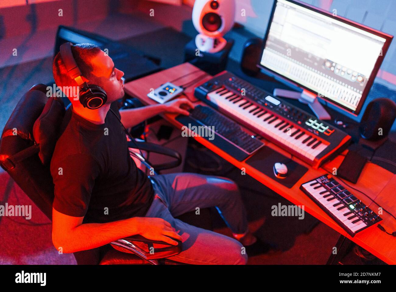 Tecnico audio professionale che lavora e mixa musica in interni nella studio Foto Stock