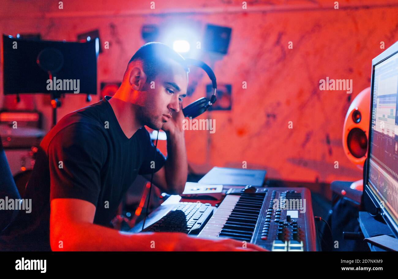 Tecnico audio professionale che lavora e mixa musica in interni nella studio Foto Stock