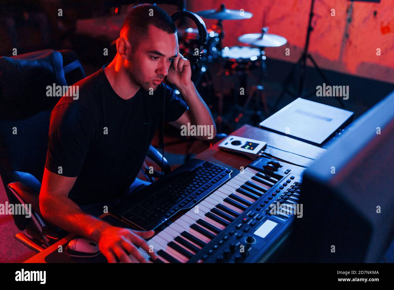 Tecnico audio professionale che lavora e mixa musica in interni nella studio Foto Stock