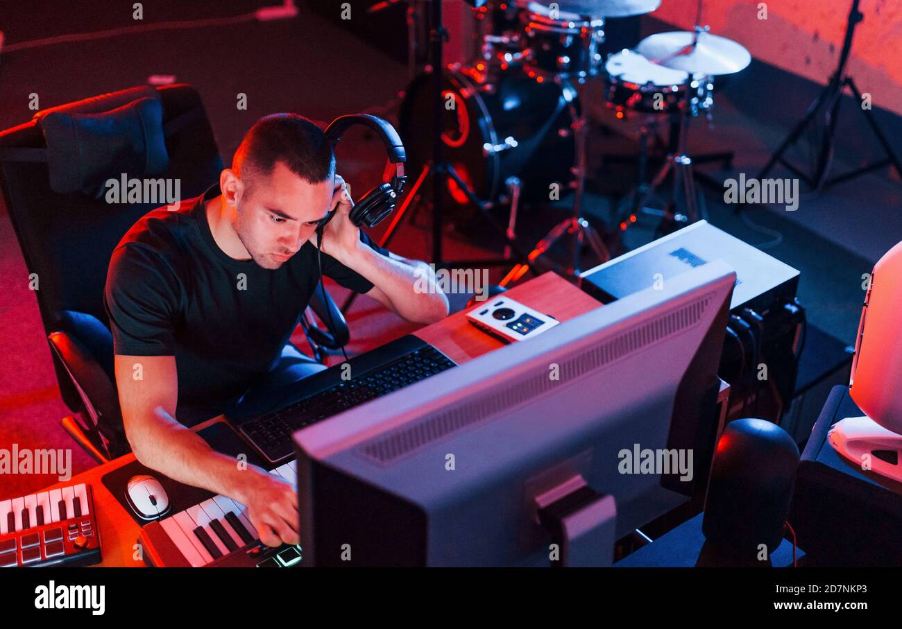 Tecnico audio professionale che lavora e mixa musica in interni nella studio Foto Stock