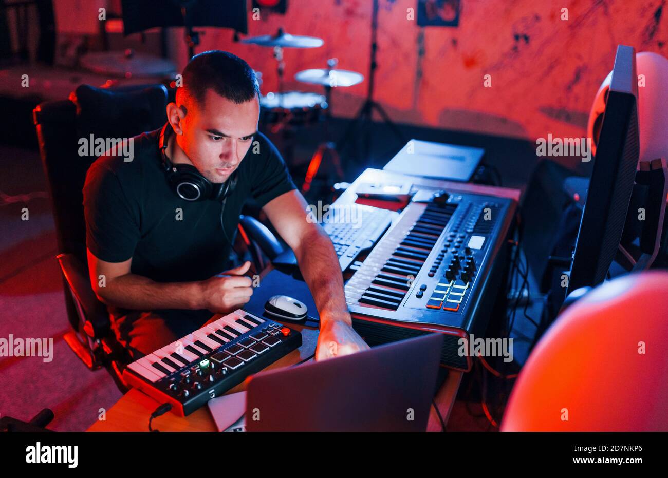 Tecnico audio professionale che lavora e mixa musica in interni nella studio Foto Stock