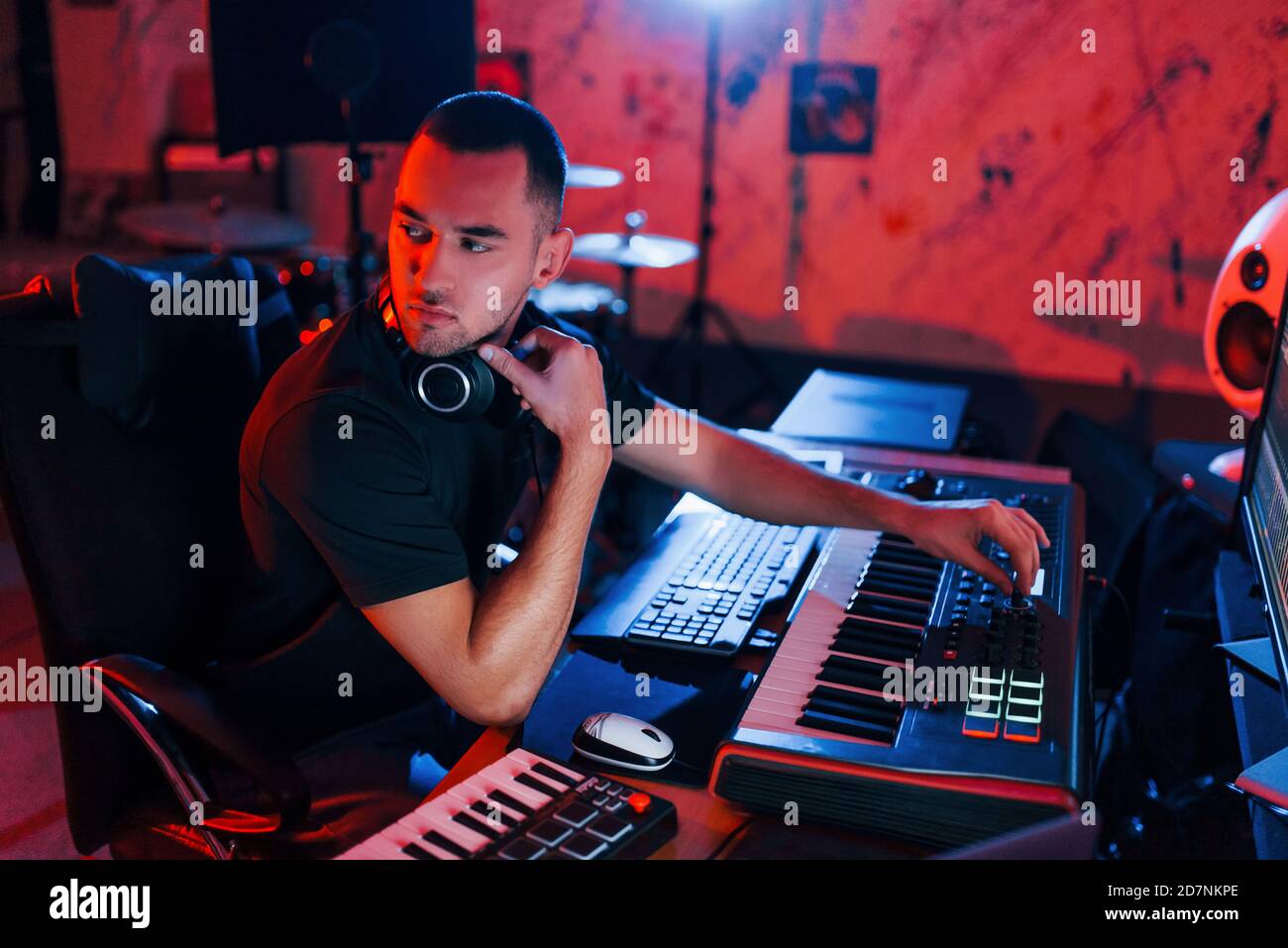 Tecnico audio professionale che lavora e mixa musica in interni nella studio Foto Stock