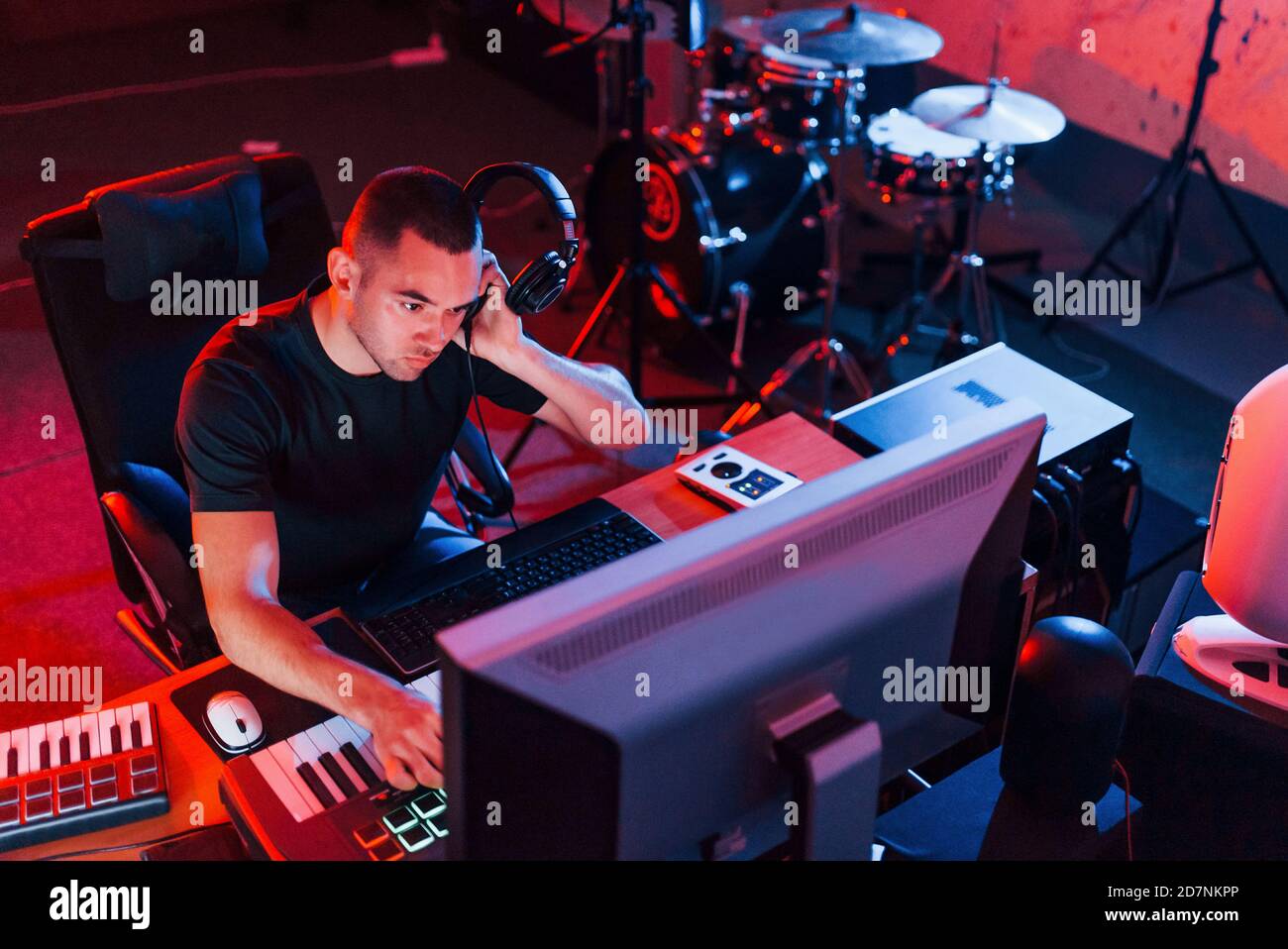 Tecnico audio professionale che lavora e mixa musica in interni nella studio Foto Stock