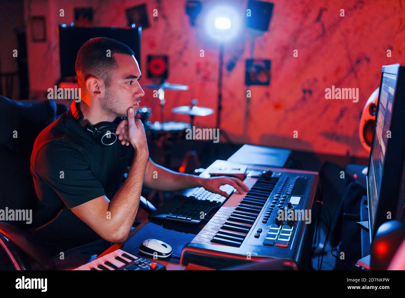 Tecnico audio professionale che lavora e mixa musica in interni nella studio Foto Stock