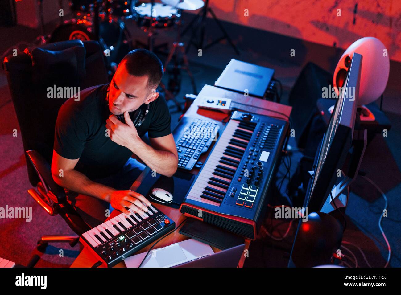 Il ragazzo ha un lavoro con il progetto e la musica mescolando all'interno in studio Foto Stock