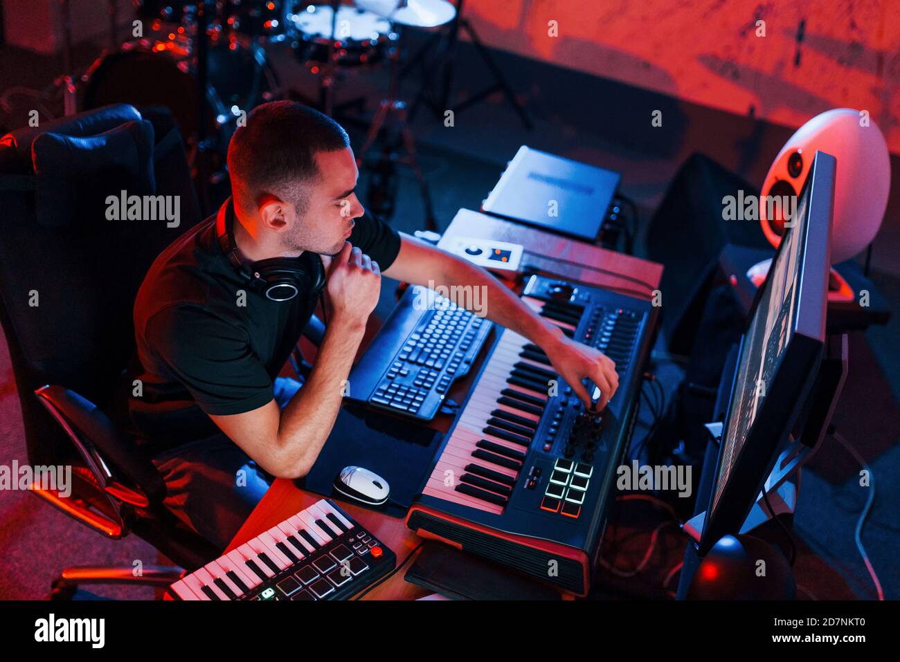 Il ragazzo ha un lavoro con il progetto e la musica mescolando all'interno in studio Foto Stock