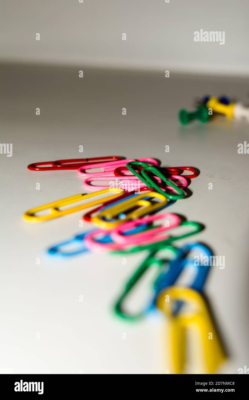 Spille e fermagli in diversi colori isolati su sfondo bianco. Foto Stock