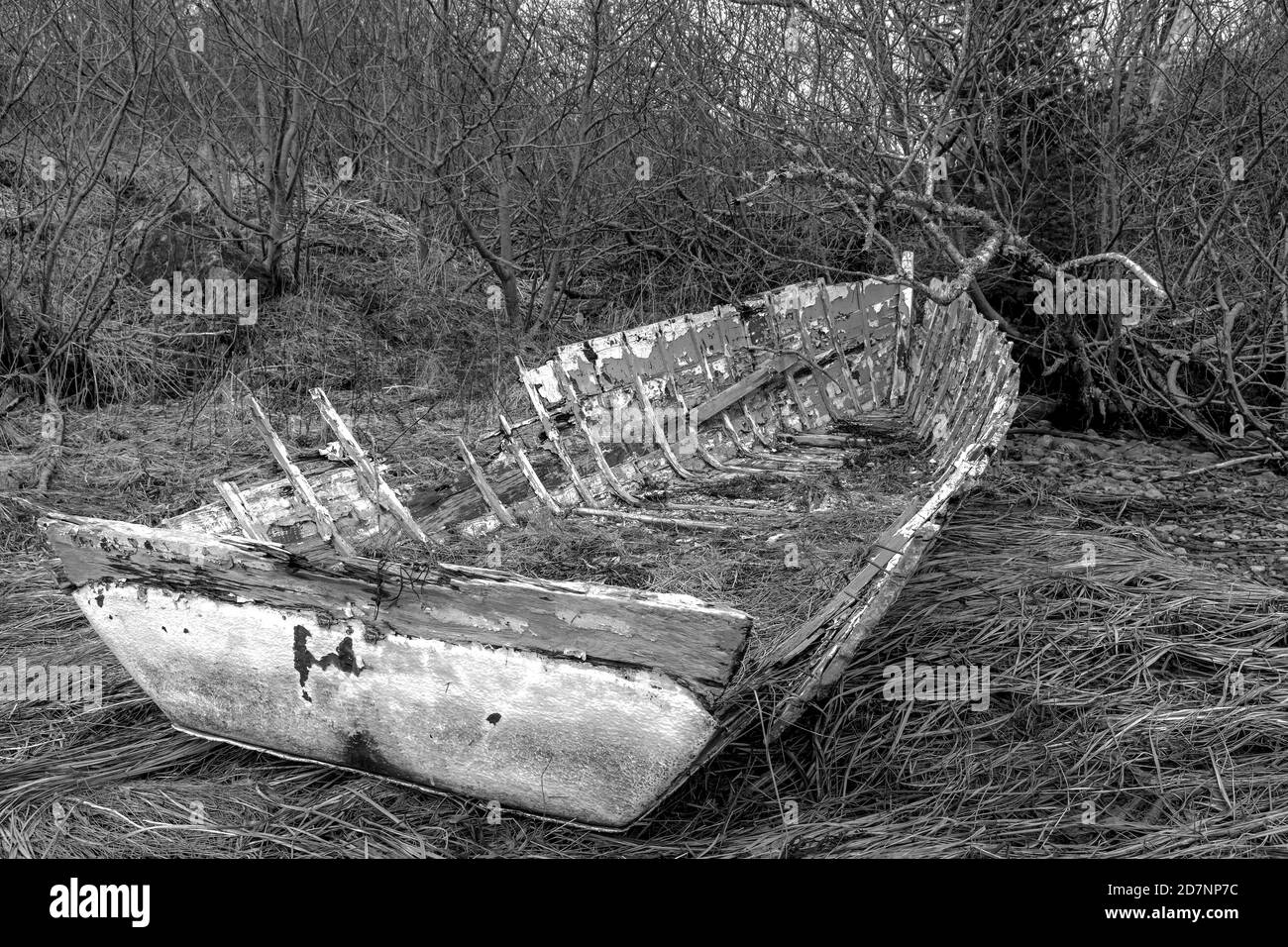 I ramains di un vecchio rowbot in un fieldr. I lati sono disintegranti e mancano fori e ampie sezioni. L'erba cresce attraverso il fondo. Tre Foto Stock