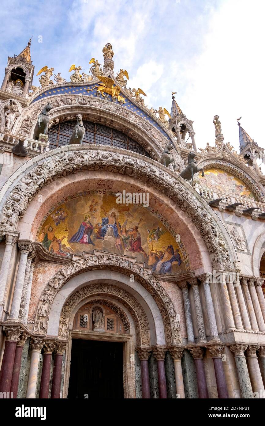 Di fronte alla Basilica di San Marco con mosaici bizantini dorati - bella Chiesa e simbolo della façade galleggiante - Venezia, Veneto, Italia Foto Stock