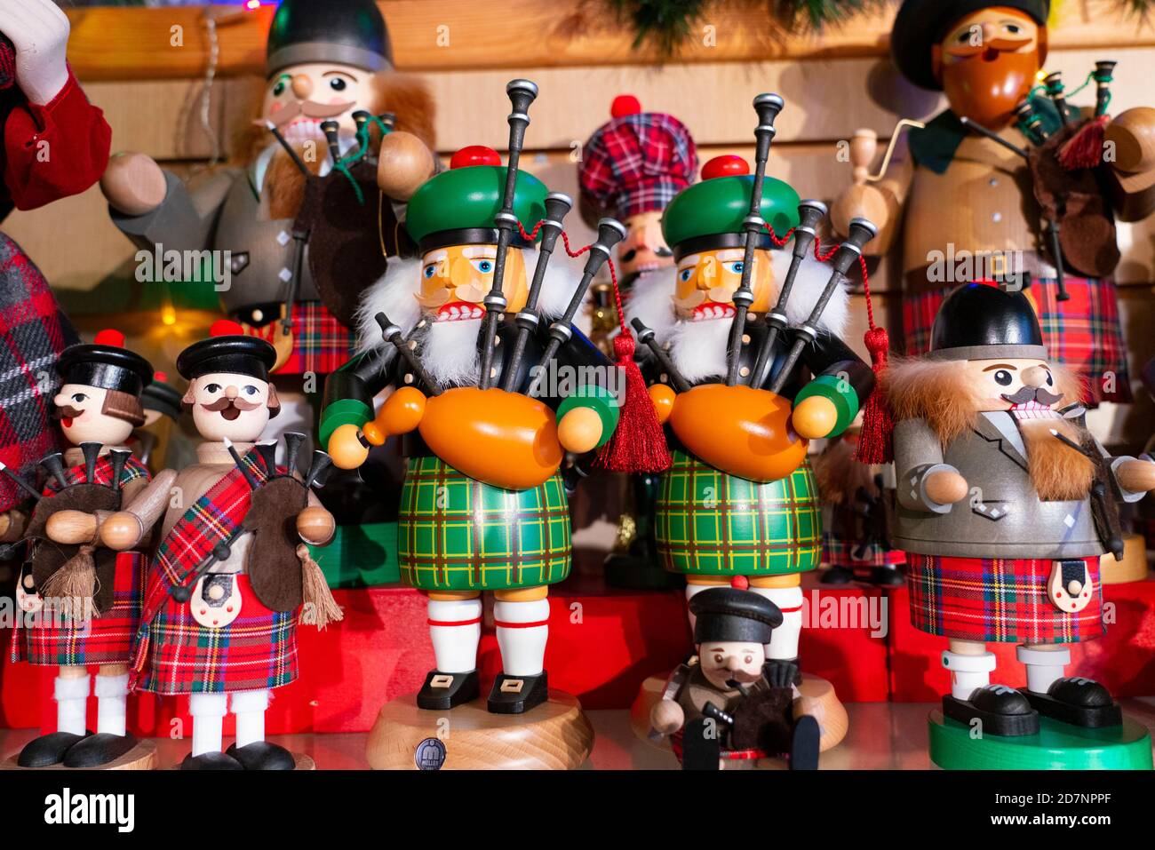 Edimburgo, Scozia, Regno Unito. 24 ottobre 2020. Dettaglio delle novità natalizie scozzesi nel negozio di Natale sul Royal Mile di Edimburgo. Il governo scozzese avverte che le celebrazioni natalizie e le riunioni di famiglia potrebbero essere gravemente frenate a causa dei blocchi di Covid-19. Iain Masterton/Alamy Live News Foto Stock