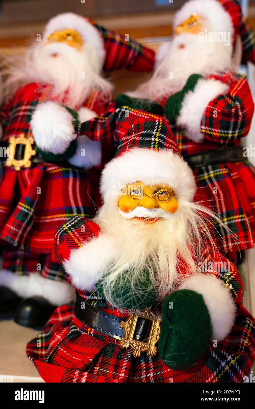 Edimburgo, Scozia, Regno Unito. 24 ottobre 2020. Dettaglio delle novità natalizie scozzesi nel negozio di Natale sul Royal Mile di Edimburgo. Il governo scozzese avverte che le celebrazioni natalizie e le riunioni di famiglia potrebbero essere gravemente frenate a causa dei blocchi di Covid-19. Iain Masterton/Alamy Live News Foto Stock