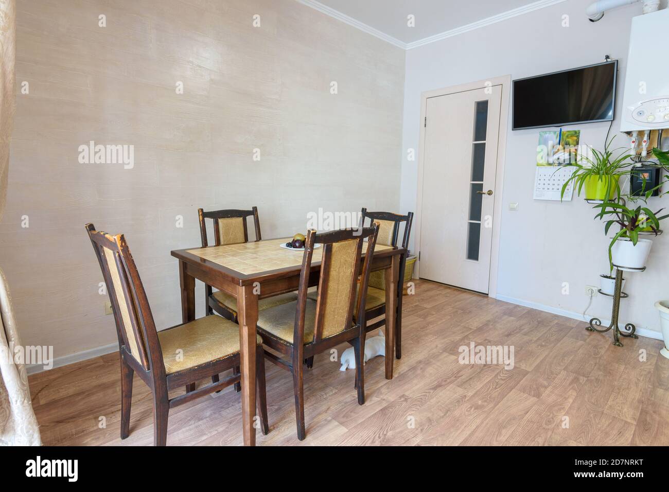 Tavolo da pranzo all'interno di una piccola cucina Foto Stock