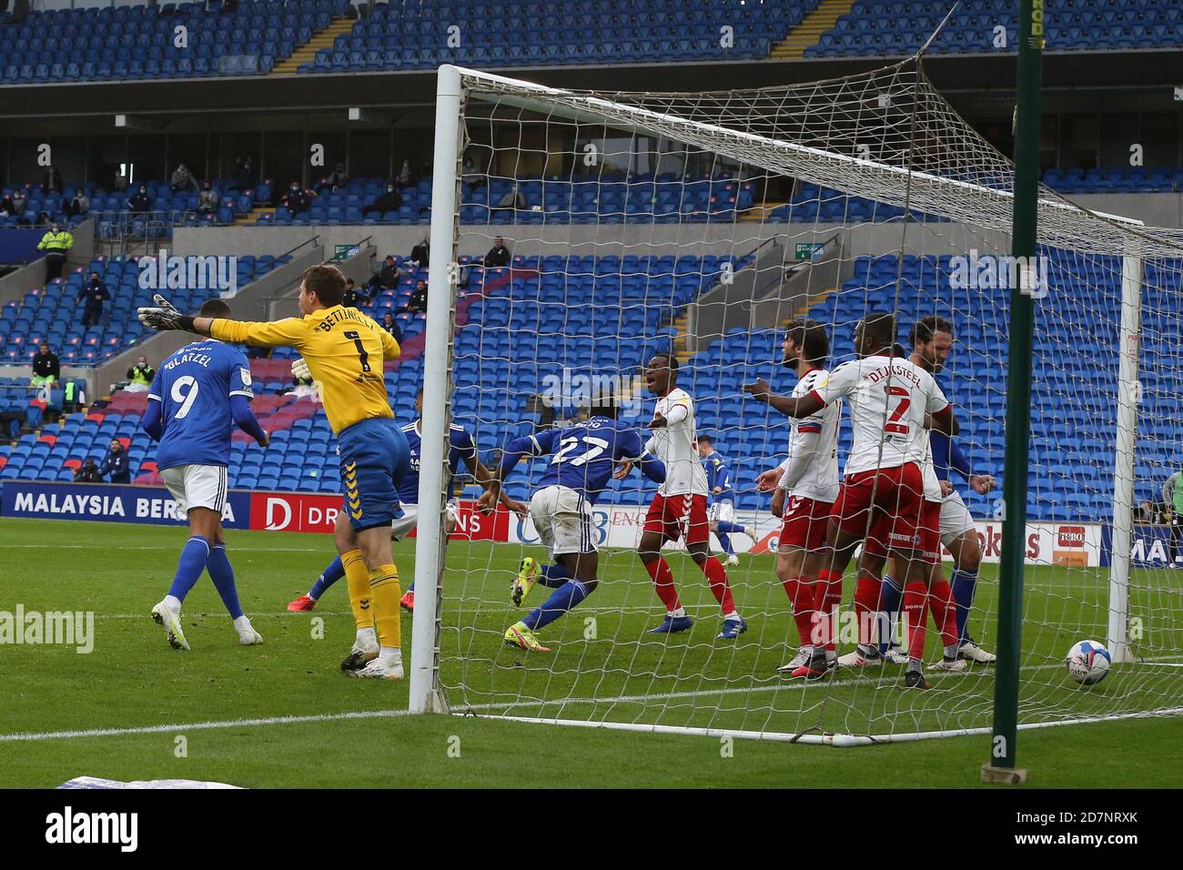 Cardiff, Regno Unito. 24 Ott 2020. Sheyi Ojo della città di Cardiff (27) segna il suo 1° obiettivo squadre per equalizzare a 1-1. EFL Skybet Championship, Cardiff City contro Middlesbrough al Cardiff City Stadium di Cardiff, Galles, sabato 24 ottobre 2020. Questa immagine può essere utilizzata solo per scopi editoriali. Solo per uso editoriale, è richiesta una licenza per uso commerciale. Nessun utilizzo nelle scommesse, nei giochi o nelle pubblicazioni di un singolo club/campionato/giocatore. pic di Andrew Orchard/Andrew Orchard sports photography/Alamy Live news Credit: Andrew Orchard sports photography/Alamy Live News Foto Stock