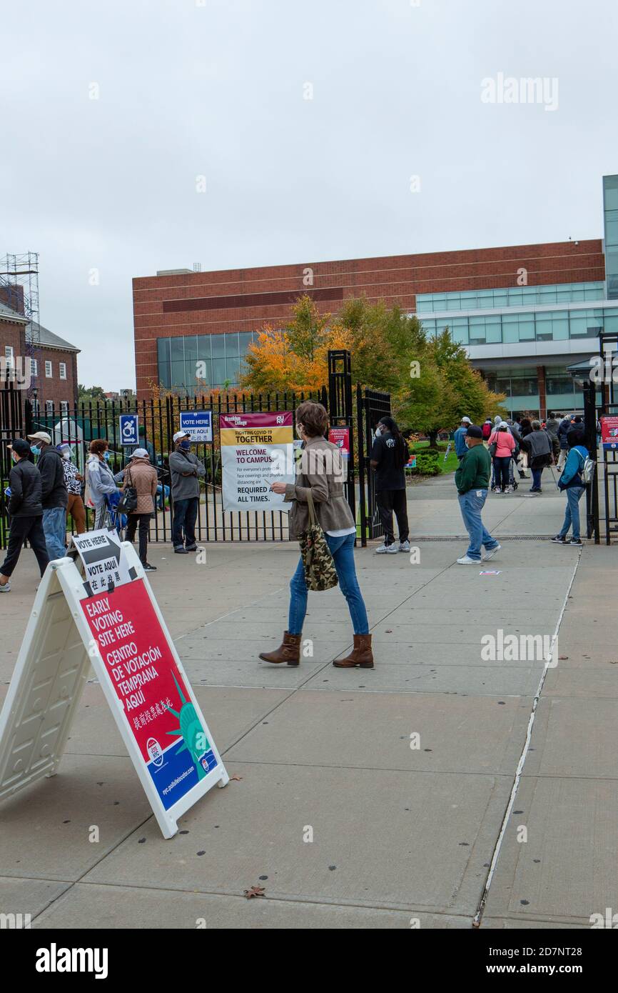 Brooklyn, NY, Stati Uniti. 24 Ott 2020. Una linea di persone desiderose di votare si è allungata per 1 km (0.6 miglia) una mezz'ora dopo l'apertura dei sondaggi il primo giorno delle prime votazioni a New York. Le porte della sede di voto precoce al Brooklyn College nel quartiere di Midwood si aprirono per gli elettori alle 10:00 e un addetto al sondaggio riportò che la prima persona arrivò alle porte alle 4:30 di quella mattina. L'ingresso al campo di scrutinio del Brooklen College. Credit: Ed Lefkowicz/Alamy Live News Foto Stock