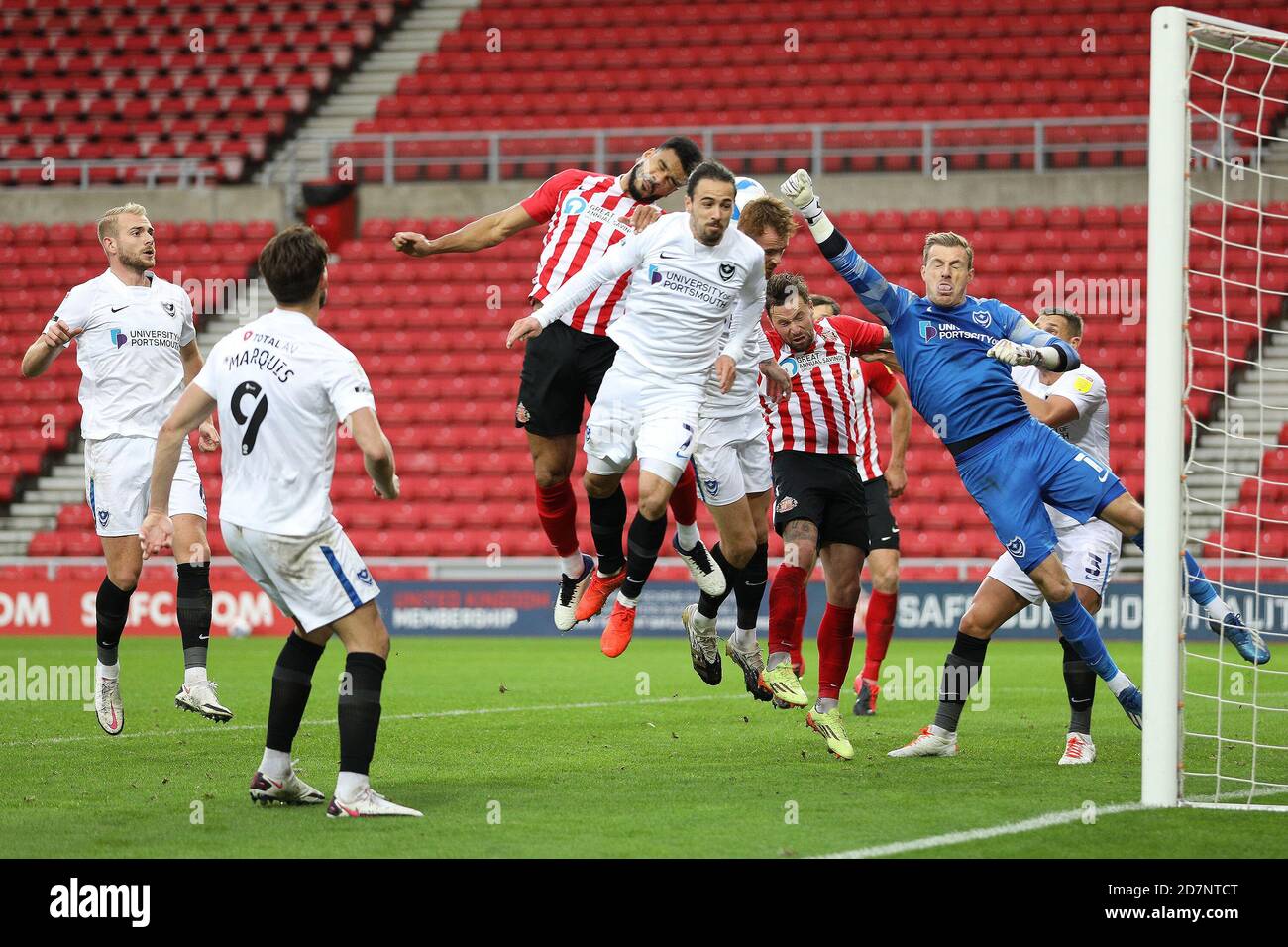 SUNDERLAND, INGHILTERRA. IL 24 OTTOBRE Craig MacGillivray di Portsmouth risparmia durante la partita Sky Bet League 1 tra Sunderland e Portsmouth allo Stadium of Light di Sunderland sabato 24 ottobre 2020. (Credit: Robert Smith | MI News) Credit: MI News & Sport /Alamy Live News Foto Stock