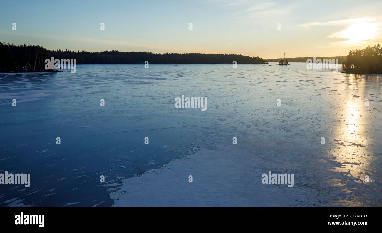 Nuovo ghiaccio fresco senza neve sul lago Etelä-Konnevesi a Etelä-Konneveden kanslispuisto (Parco Nazionale) nello stretto di Kivisalmi a Inverno , Finlandia Foto Stock