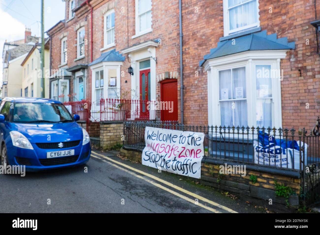 Fatto in casa, segno,segnaletica,evidenziazione,residenti,sensazione,non sicuro,dovuto,a,un,traffico,questione,di,strada,auto,auto,veicolo,uso,del,traffico,andando,attraverso,città,centro,in, foto, preso, Quay Street,in,centro,di,Cardigan,Cardigan Bay,Ceredigon,Ceredigon contea,Galles,West,Galles,Regno Unito,inquinamento da strada,Gran Bretagna,sicurezza,inquinamento da auto,Europa,auto,Regno Unito,inquinamento da strada,Regno Unito,inquinamento da strada,Europa,Regno Unito,inquinamento da strada,Europa,Regno Unito,inquinamento da auto,sicurezza,Stati Uniti,Stati Uniti,Stati Uniti,Stati Uniti,Stati Foto Stock