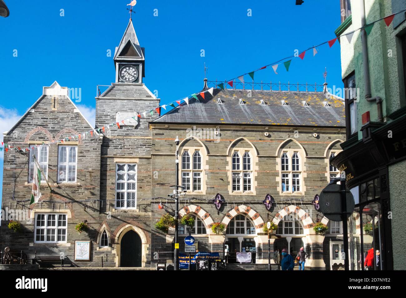 Blue Sky,Sunny,day,and,Exterior,Outdoor,of,building,architect,that,houses,home,of, Cardigan Guildhall Market,Cardigan Market,Guildhall,indoor,market,città,centro,in, foto, presa, in,centro,di,Cardigan,Cardigan Town,Cardigan Bay,Ceredigon,Ceredigon,Regno Unito,Galles,Inghilterra,Galles,Galles,Galles occidentale,Galles,Inghilterra,Inghilterra,Galles Foto Stock