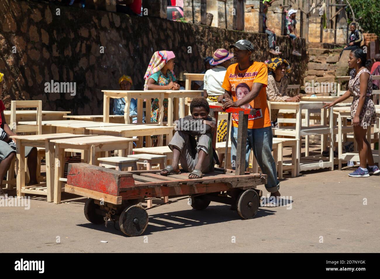 Editoriale. A fabbricazione di mobili e vendita in un mercato in Madagascar Foto Stock