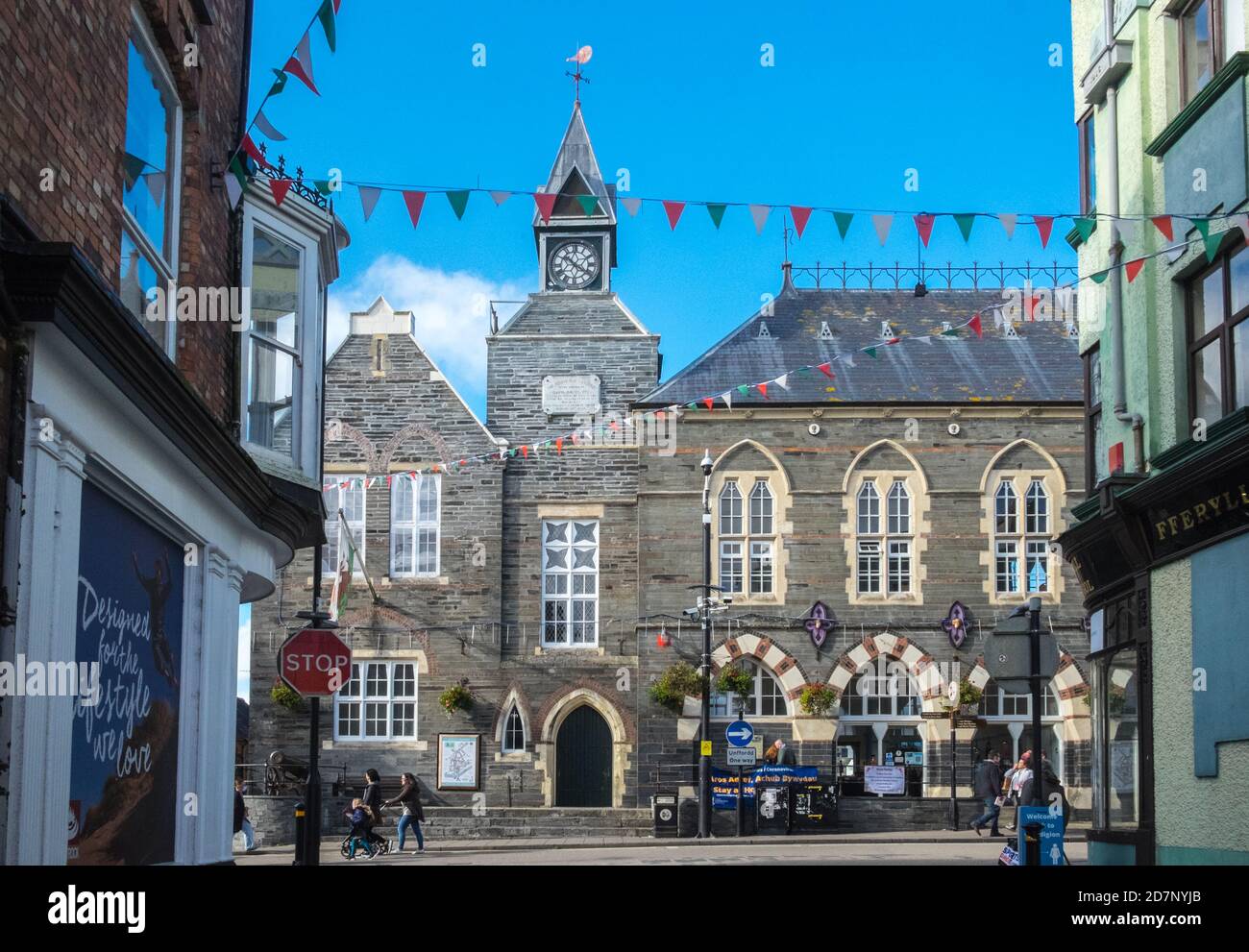 Blue Sky,Sunny,day,and,Exterior,Outdoor,of,building,architect,that,houses,home,of, Cardigan Guildhall Market,Cardigan Market,Guildhall,indoor,market,città,centro,in, foto, presa, in,centro,di,Cardigan,Cardigan Town,Cardigan Bay,Ceredigon,Ceredigon,Regno Unito,Galles,Inghilterra,Galles,Galles,Galles occidentale,Galles,Inghilterra,Inghilterra,Galles Foto Stock