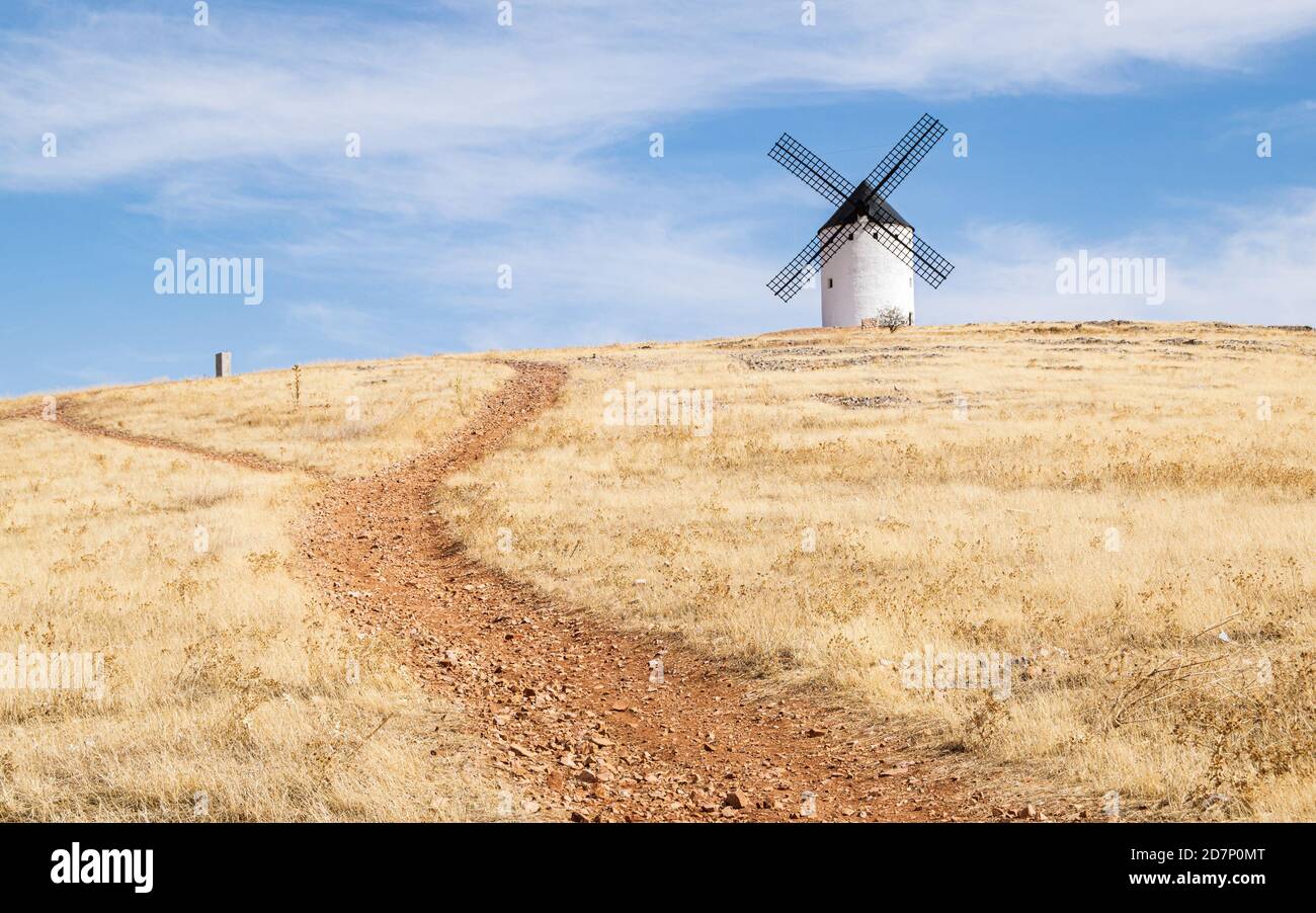 Vecchio mulino a vento imbiancato su una collina in Alcazar de San Juan, Castiglia la Mancha, Spagna. Foto Stock