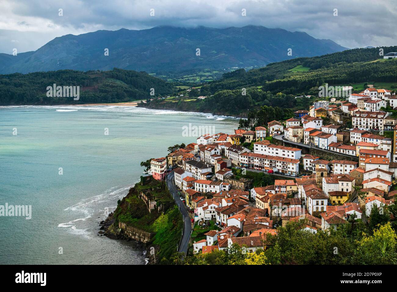 Pittoresco paesaggio costiero. Il piccolo villaggio di pescatori di Llastres nelle Asturie, Costa Verde, Spagna. Foto Stock