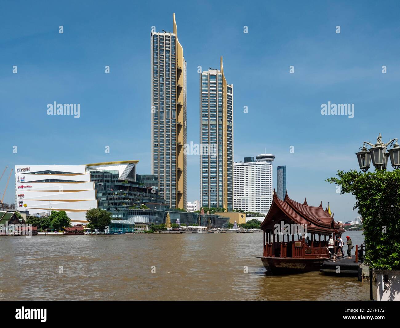 Fiume Chao Praya a Bangkok con l'icona del centro commerciale Siam e le torri di residenza sul fiume. Più in alto sul fiume, il Millenium Hilton è visibile. Foto Stock