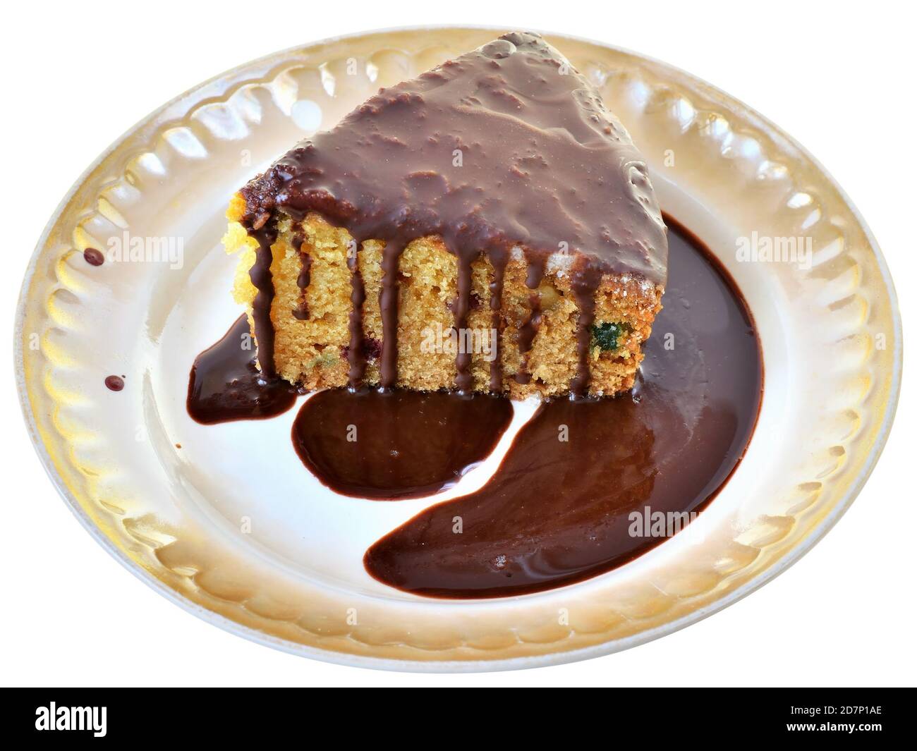 Pan di Spagna con glassa di cioccolato su un piatto isolato su fondo bianco. Foto Stock