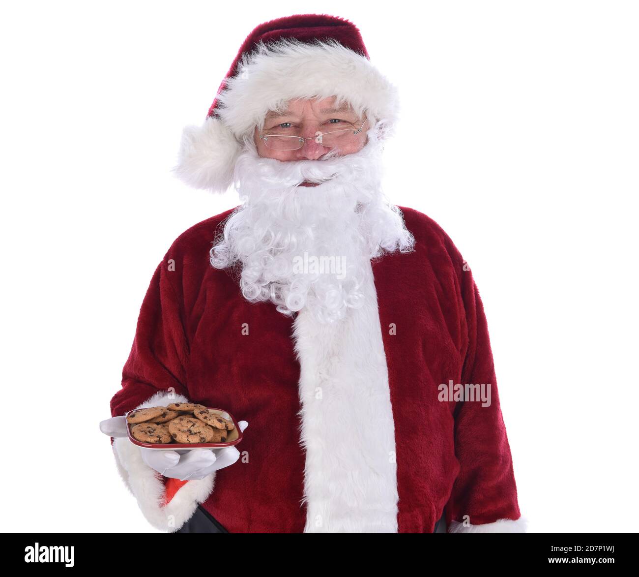 Babbo Natale con un piatto pieno di biscotti al cioccolato, isolato su bianco. Foto Stock