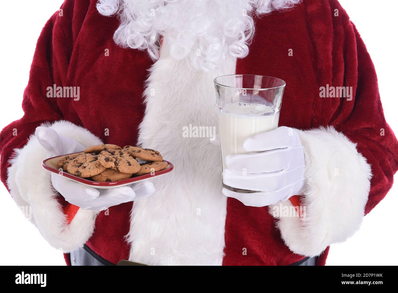 Primo piano di Babbo Natale con un piatto di biscotti al cioccolato e un bicchiere di latte. Foto Stock