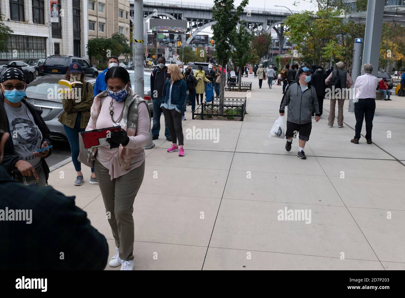 24 ottobre 2020: Sabato 24 ottobre inizia la votazione anticipata per lo Stato di New York. Gli elettori sono in linea tre file profonde al Forum nel quartiere Harlem di New York New York credito: Brian Branch Price/ZUMA Wire/Alamy Live News Foto Stock