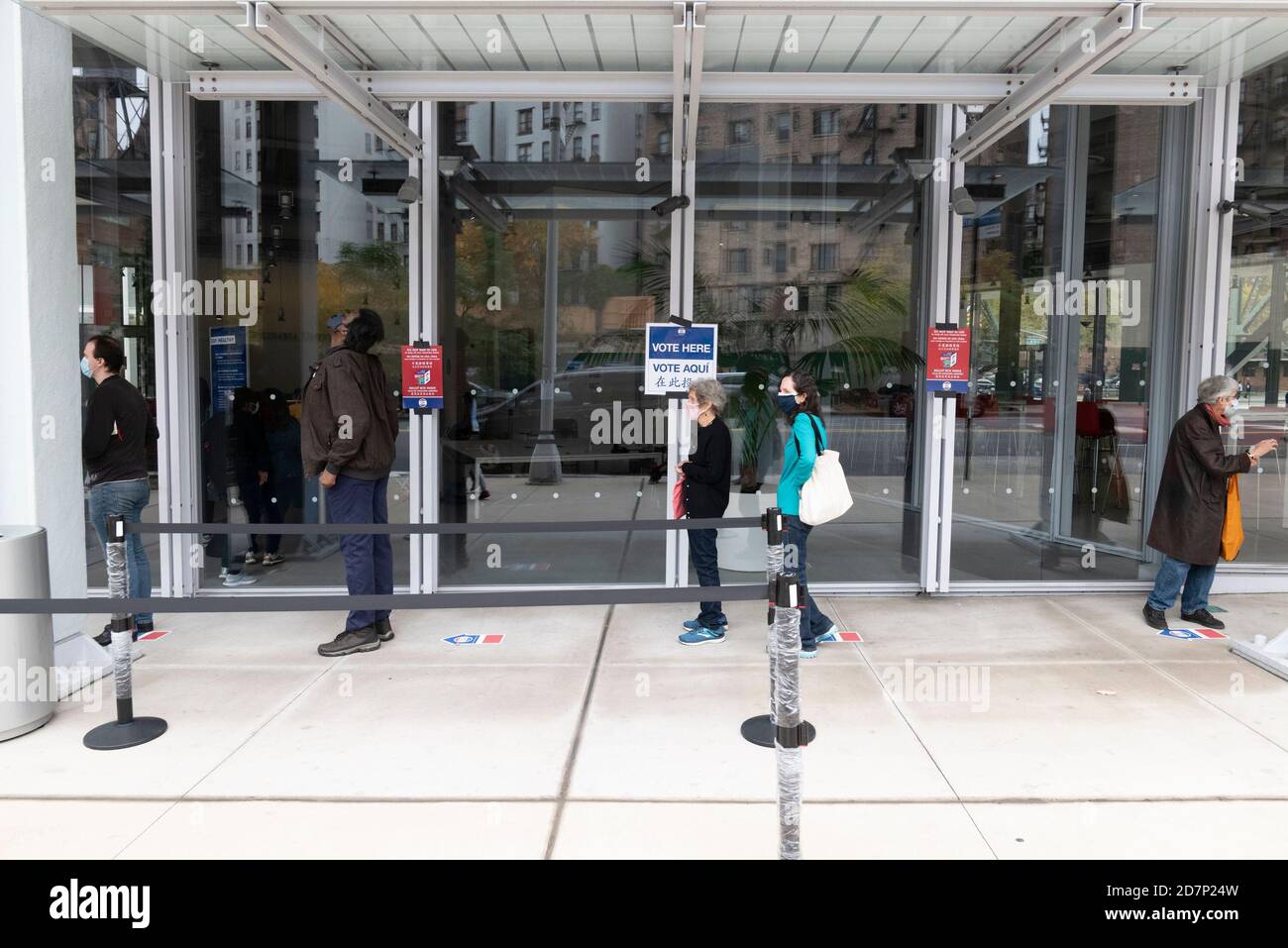 24 ottobre 2020: Sabato 24 ottobre inizia la votazione anticipata per lo Stato di New York. Gli elettori sono in linea tre file profonde al Forum nel quartiere Harlem di New York New York credito: Brian Branch Price/ZUMA Wire/Alamy Live News Foto Stock