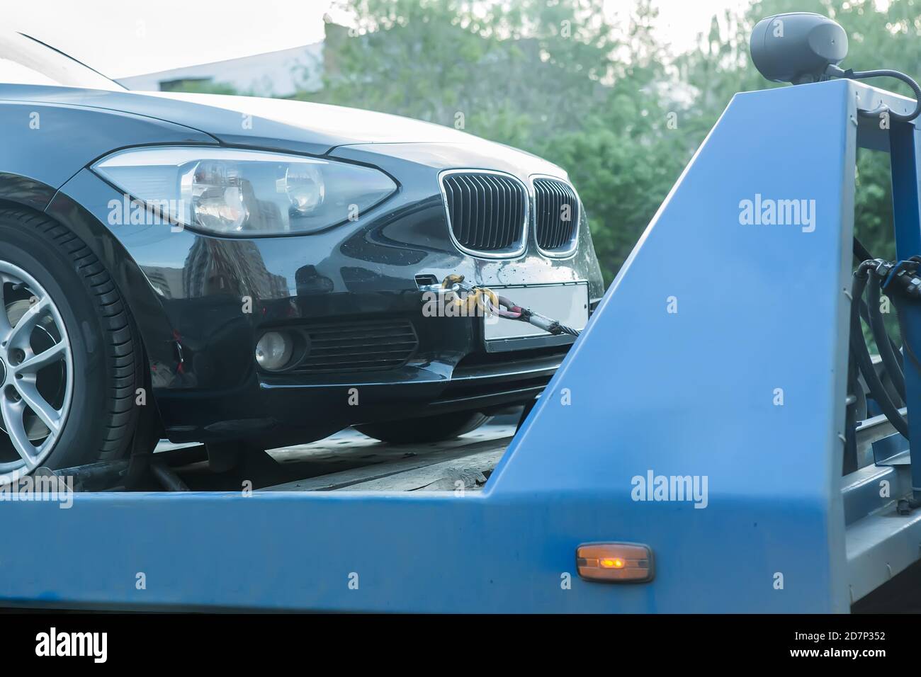 La prestigiosa auto nera è attaccata alla macchina fine. Primo piano. Foto Stock