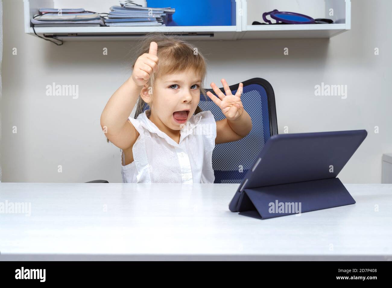 bambina facendo aritmetica mentale online. distanza di apprendimento durante il periodo di quarantena Foto Stock