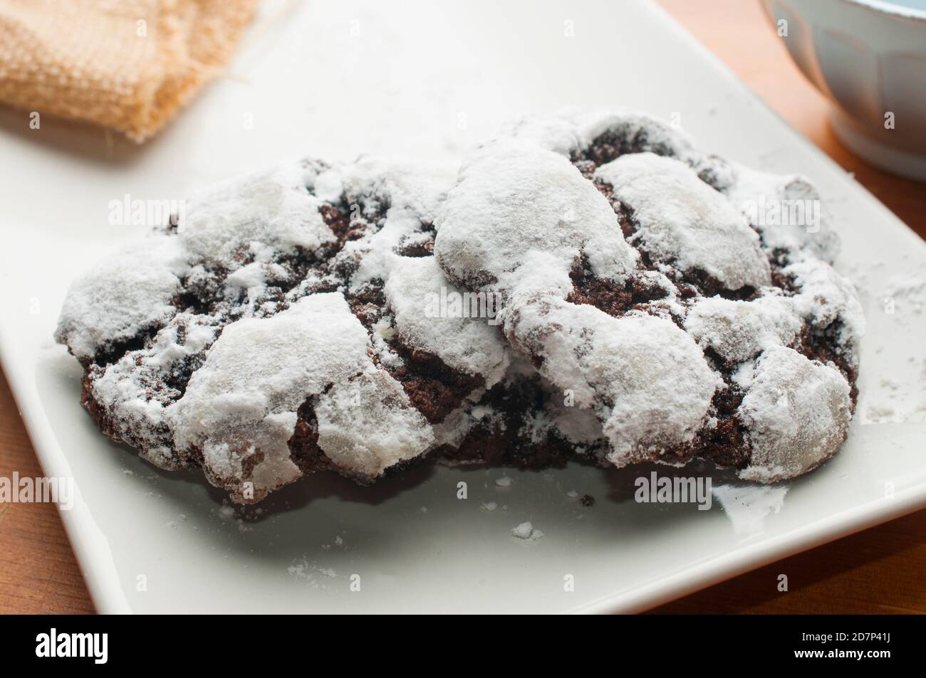 Tre biscotti doppi di crinkle di cioccolato su piatto bianco Foto Stock