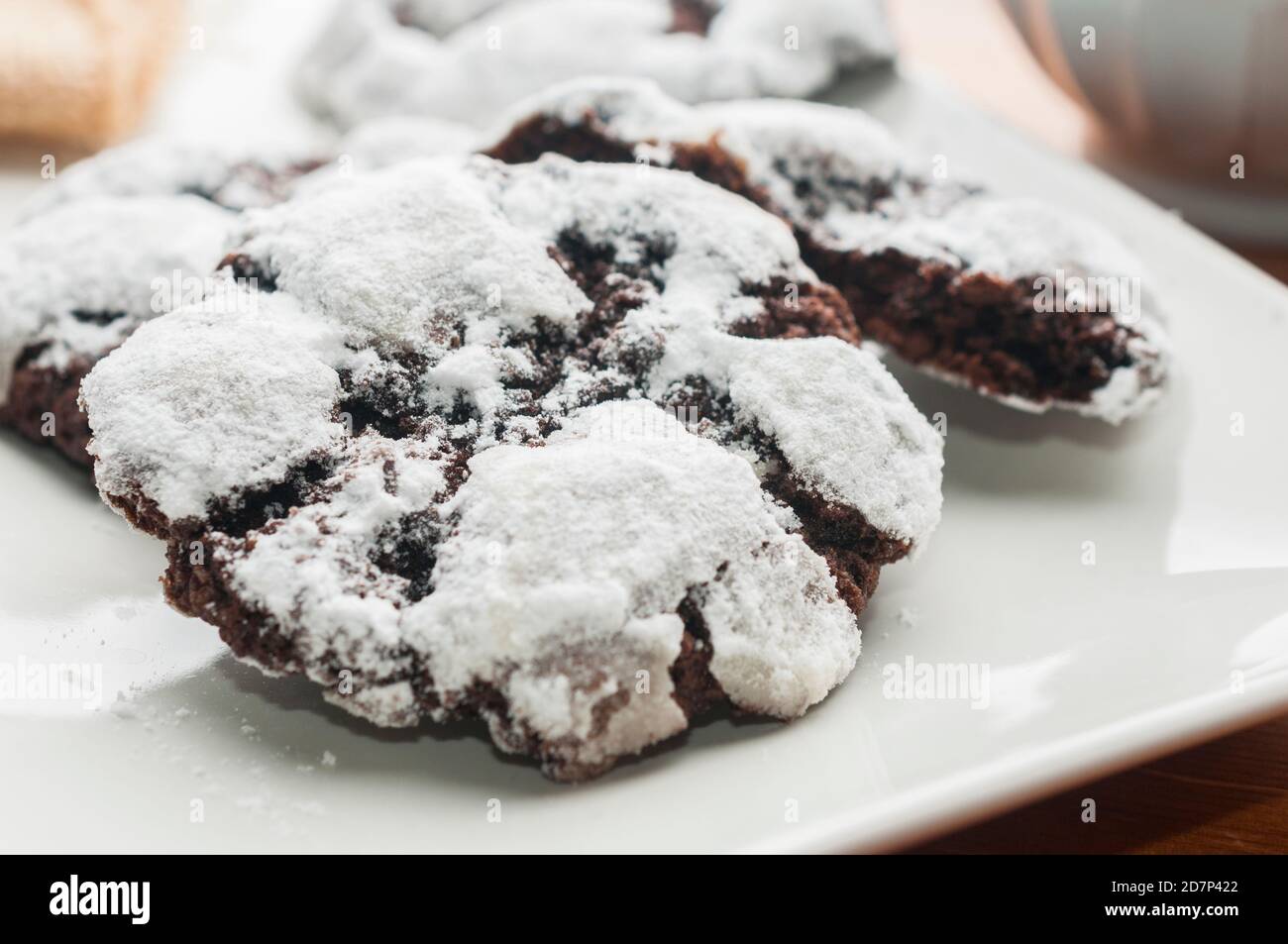 Doppio biscotti al cioccolato su piatto bianco Foto Stock