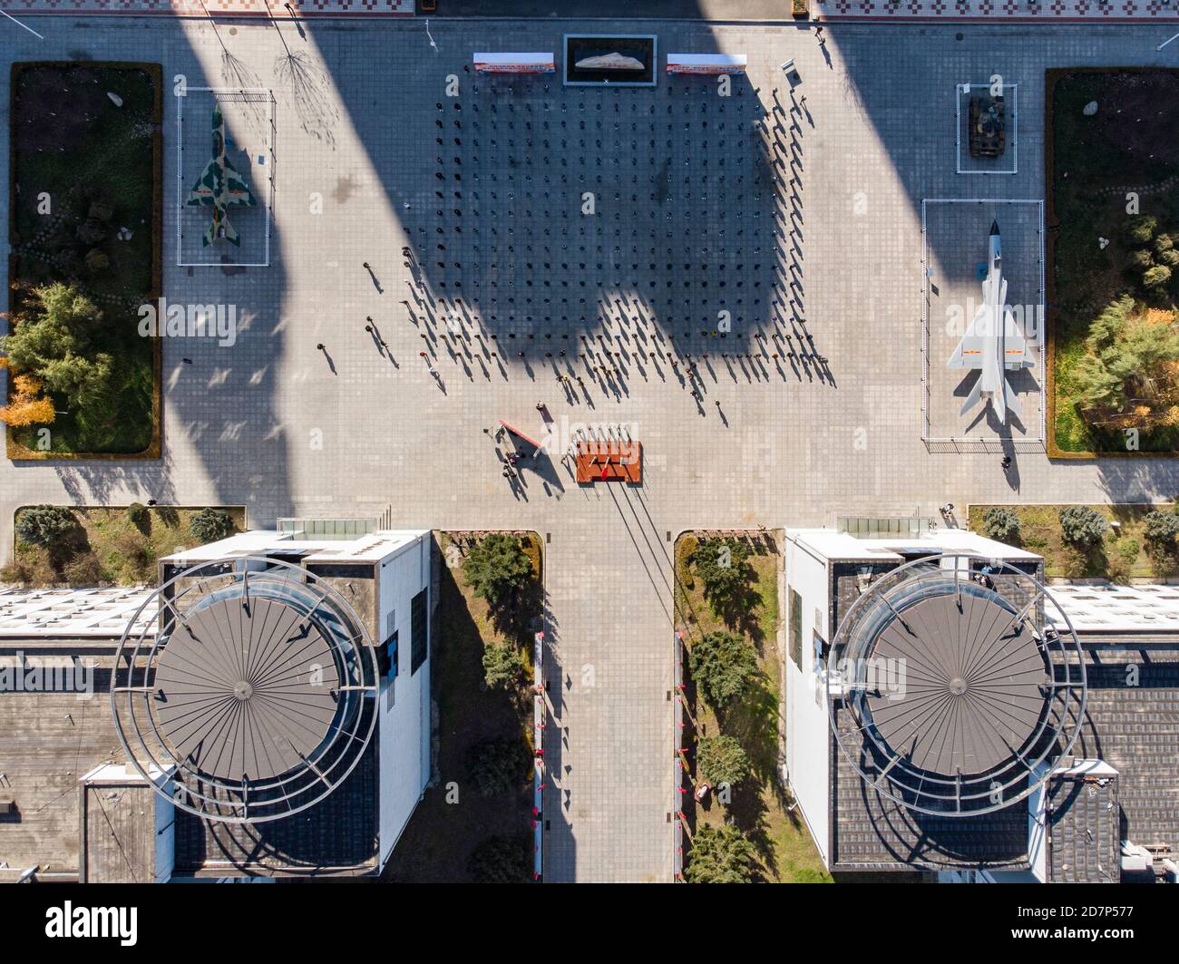 Harbin. 24 Ott 2020. La foto aerea scattata il 24 ottobre 2020 mostra l'area espositiva delle armi ritirate presso la piazza nazionale per l'educazione alla difesa dell'Università di Harbin Huade ad Harbin, nella provincia di Heilongjiang nella Cina nord-orientale. La costruzione della piazza nazionale per l'educazione alla difesa dell'università è stata completata sabato. Credit: Zhang Tao/Xinhua/Alamy Live News Foto Stock