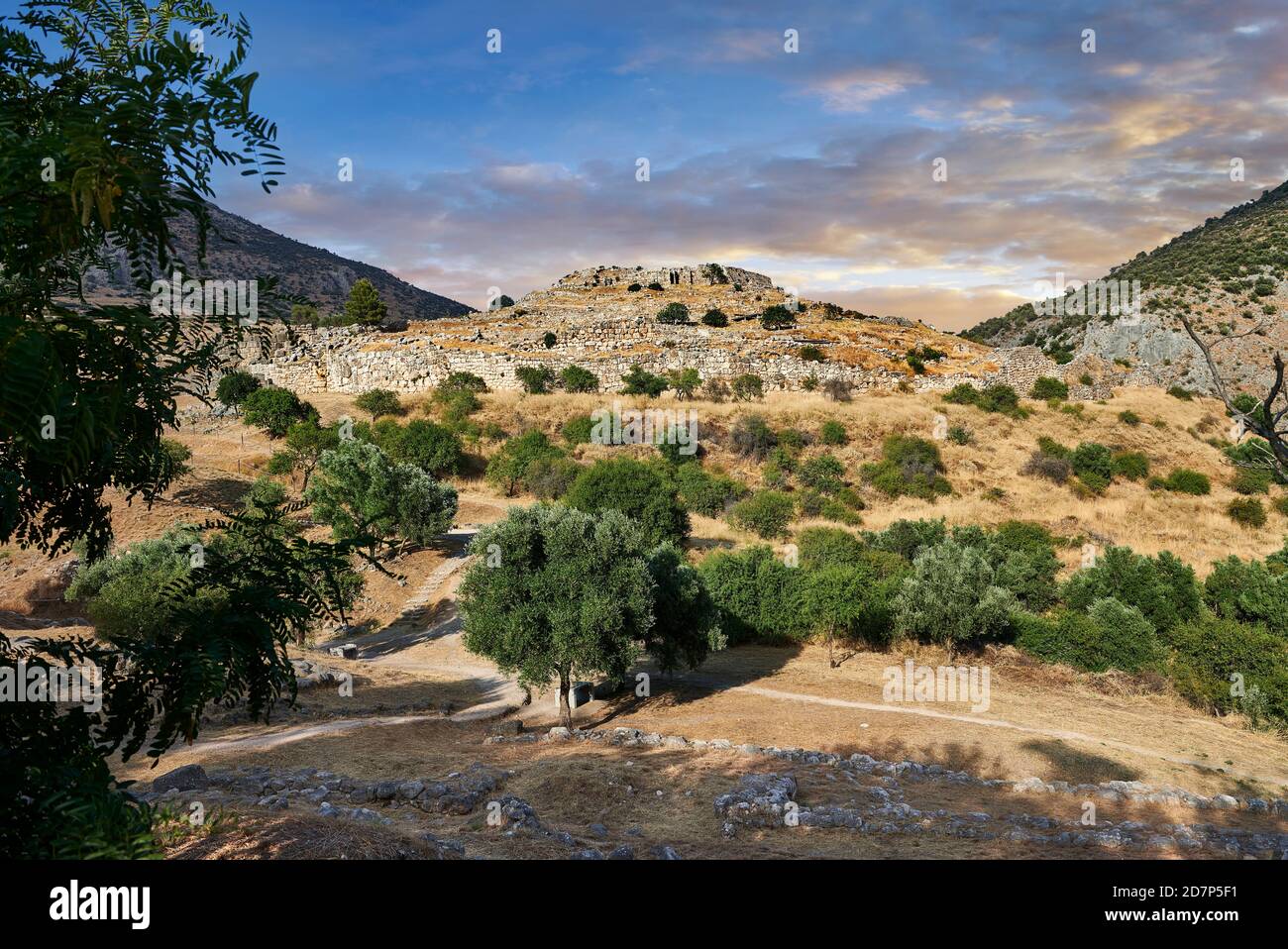 Vista della necropoli di Micene e delle rovine del palazzo, del sito archeologico di Micene, del Peloponneso, della Grecia Foto Stock