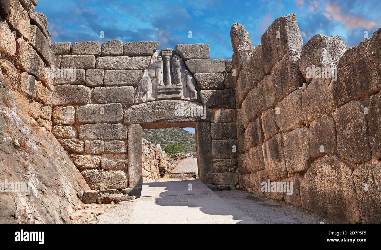 Mycenae Lion Gate e le mura della cittadella costruito nel 1350 a.C. e le sue pareti in stile ciclopeano a causa delle grandi dimensioni dei blocchi. Sito archeologico di Micene Foto Stock